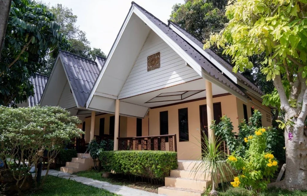 Deluxe Double Room in Koh Samet  at Tom Pizza Resort